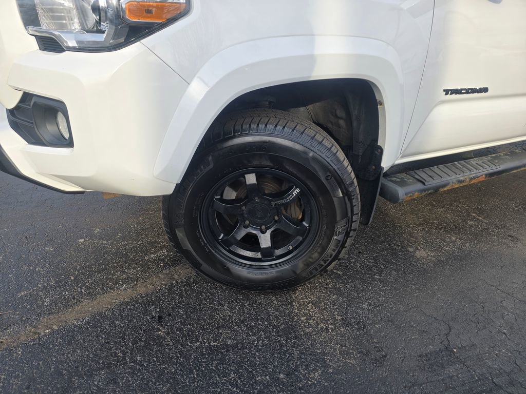 Used 2017 Toyota Tacoma SR5 w/ Tow Package image 2