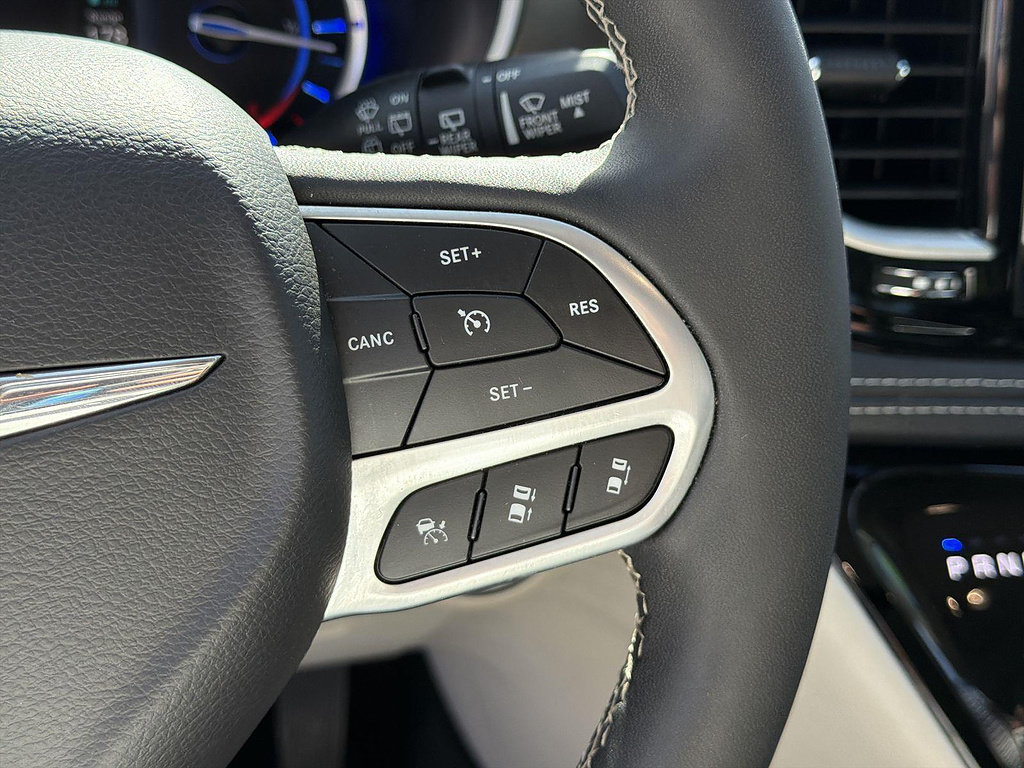 Used 2024 Chrysler Pacifica Limited FWD image 36