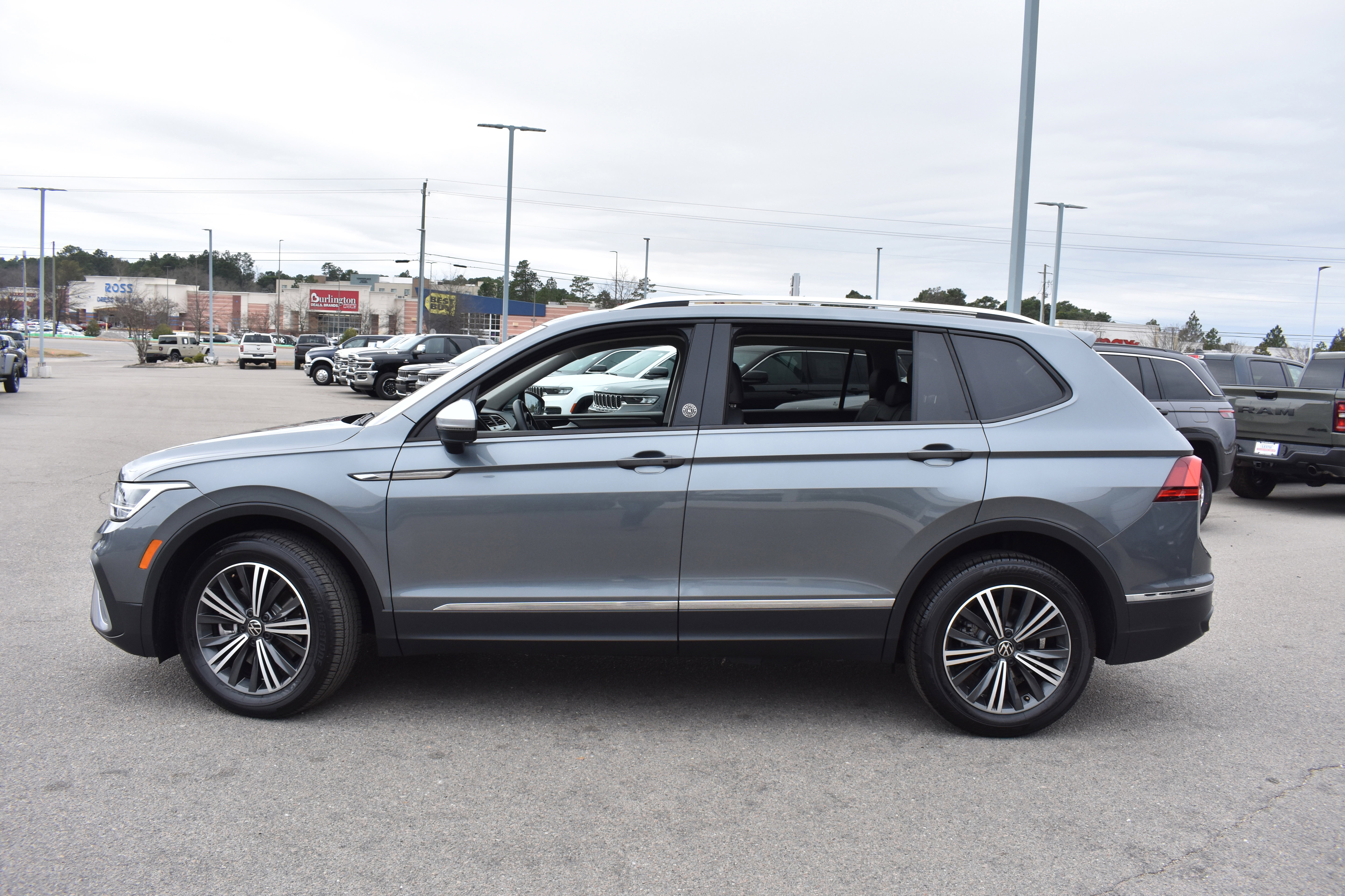 Used 2024 Volkswagen Tiguan Wolfsburg Edition image 6