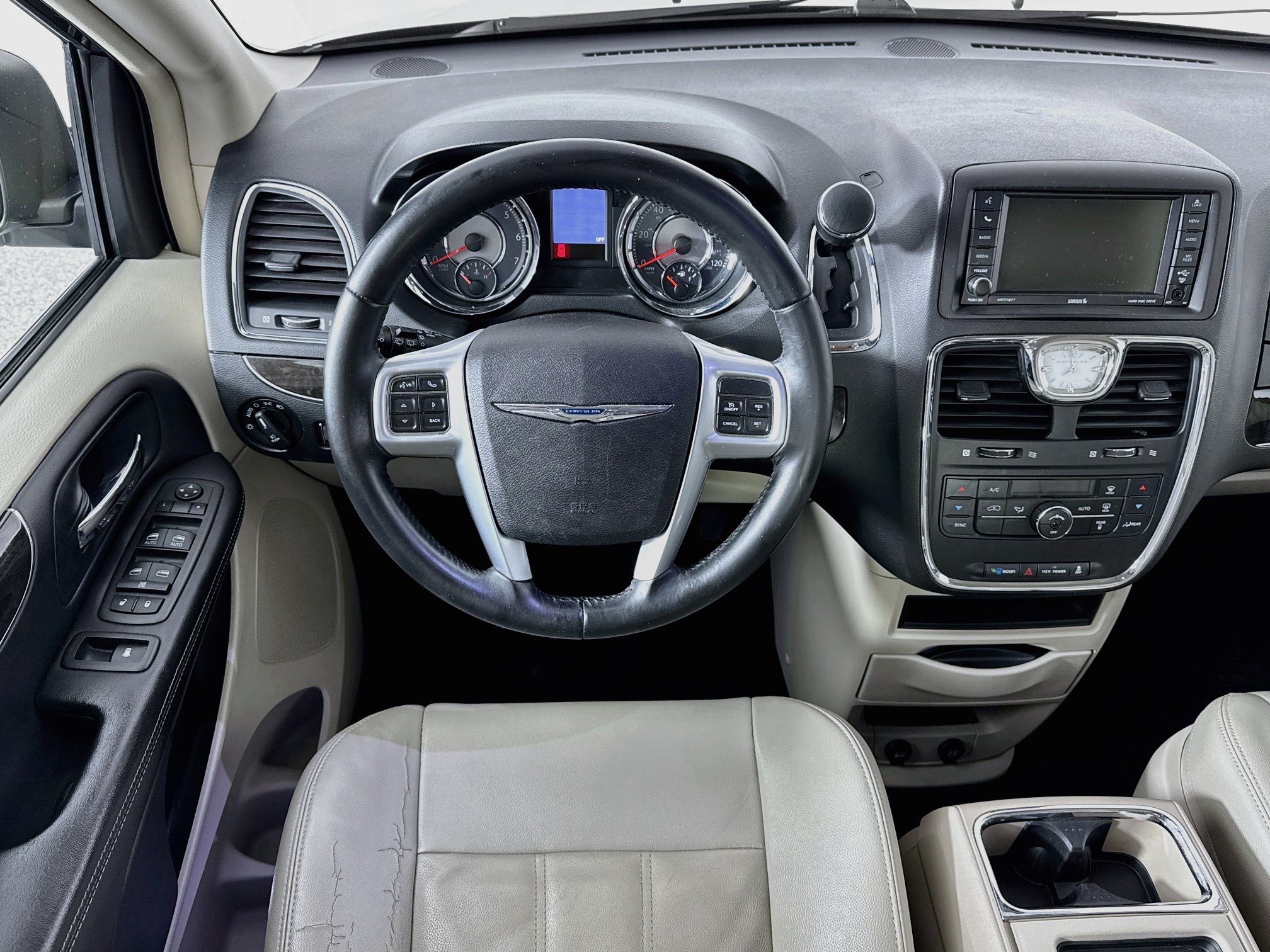 Used 2013 Chrysler Town & Country Touring FWD image 20