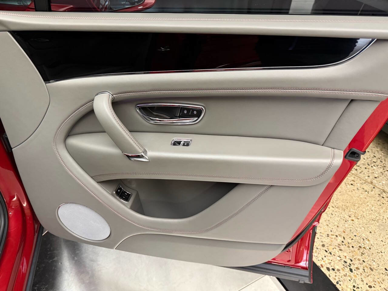 Used 2019 Bentley Bentayga image 24