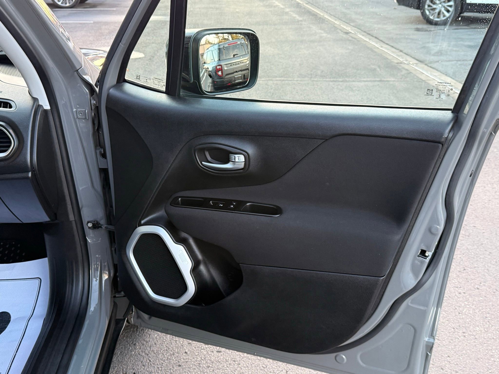 Used 2019 Jeep Renegade Latitude w/ Cold Weather Group image 20