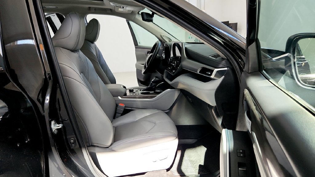 Used 2025 Toyota Highlander Platinum AWD/4WD image 17
