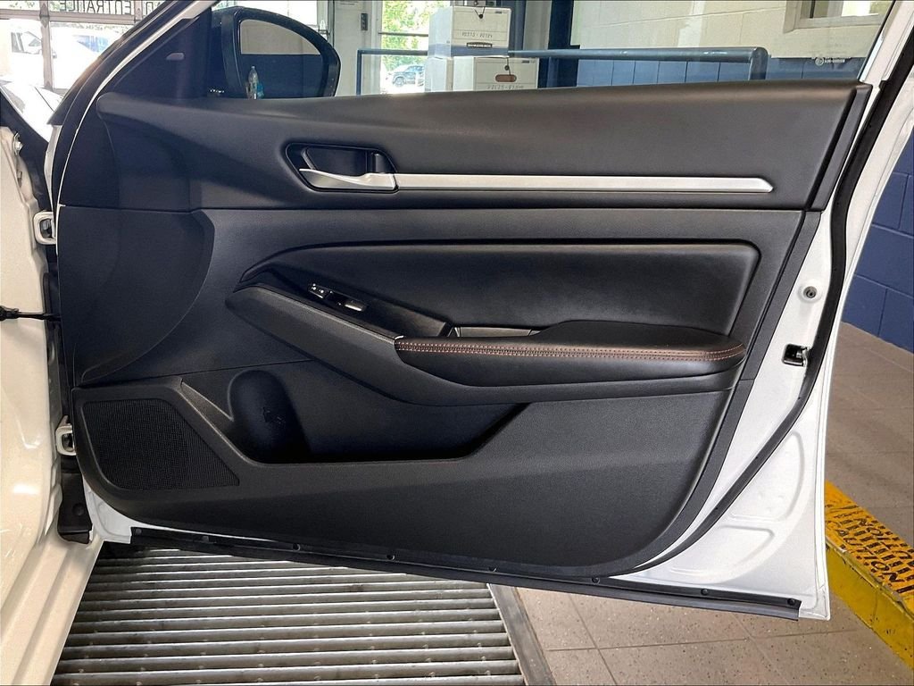 Used 2024 Nissan Altima 2.5 SR FWD image 12