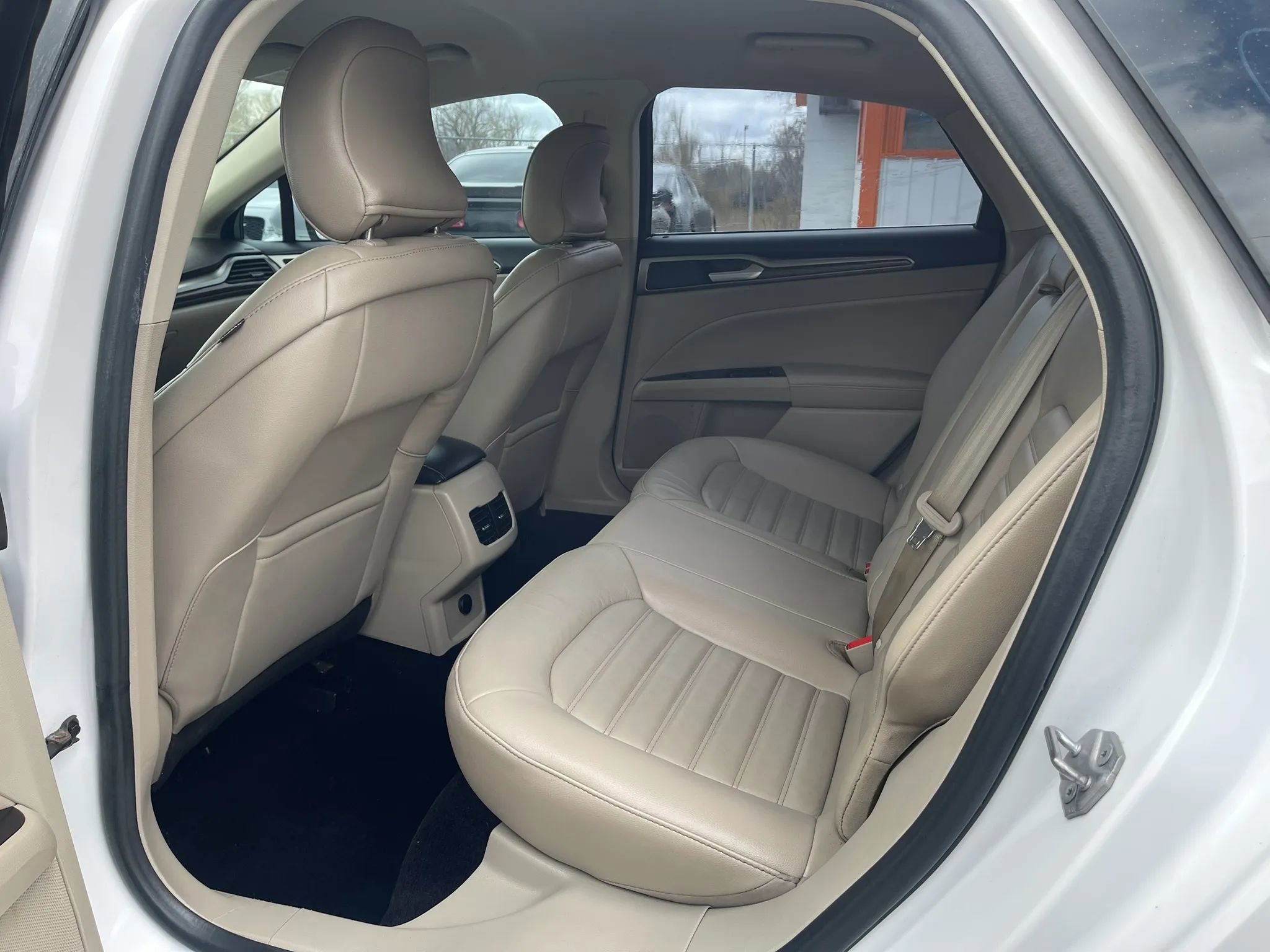 Used 2017 Ford Fusion SE w/ Fusion SE Technology Package FWD image 7