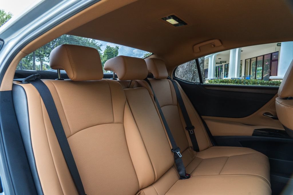 Used 2025 Lexus ES 300h w/ Premium Package FWD image 23