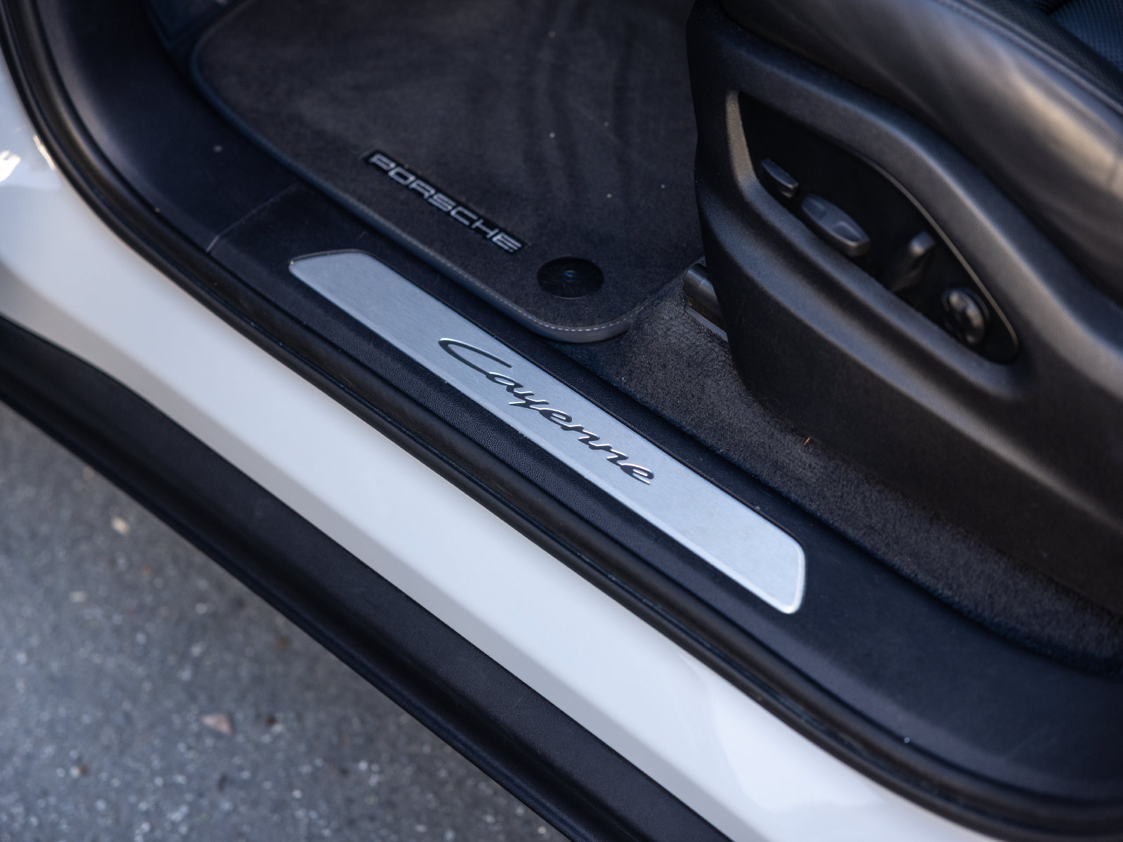 Certified 2024 Porsche Cayenne Coupe AWD/4WD image 31