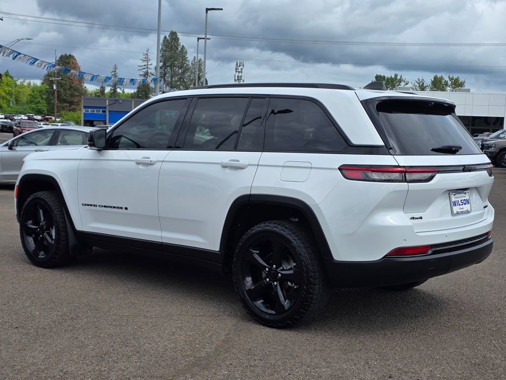 Used 2023 Jeep Grand Cherokee Limited w/ Luxury Tech Group II AWD/4WD image 2