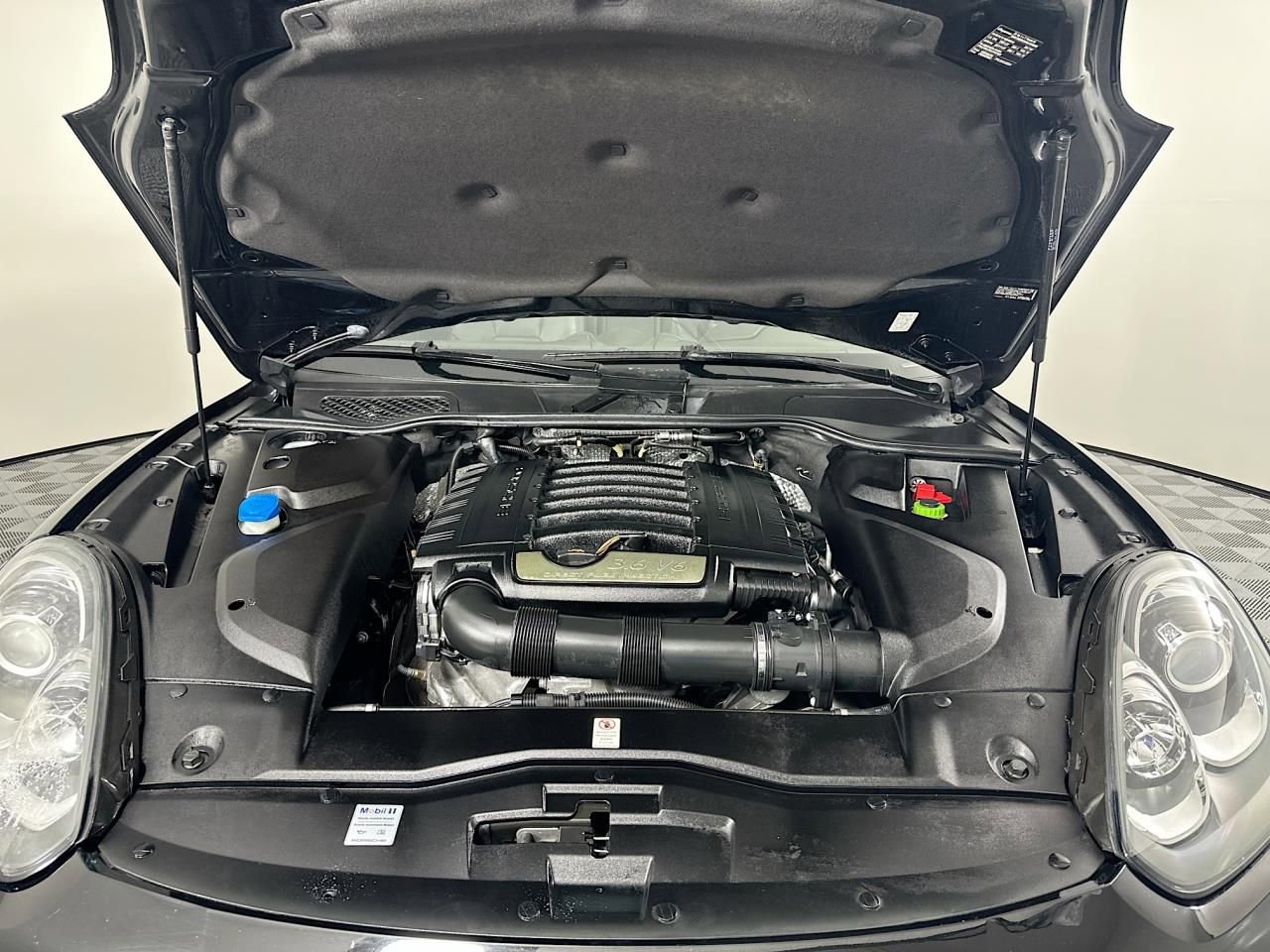 Used 2017 Porsche Cayenne Platinum Edition image 20