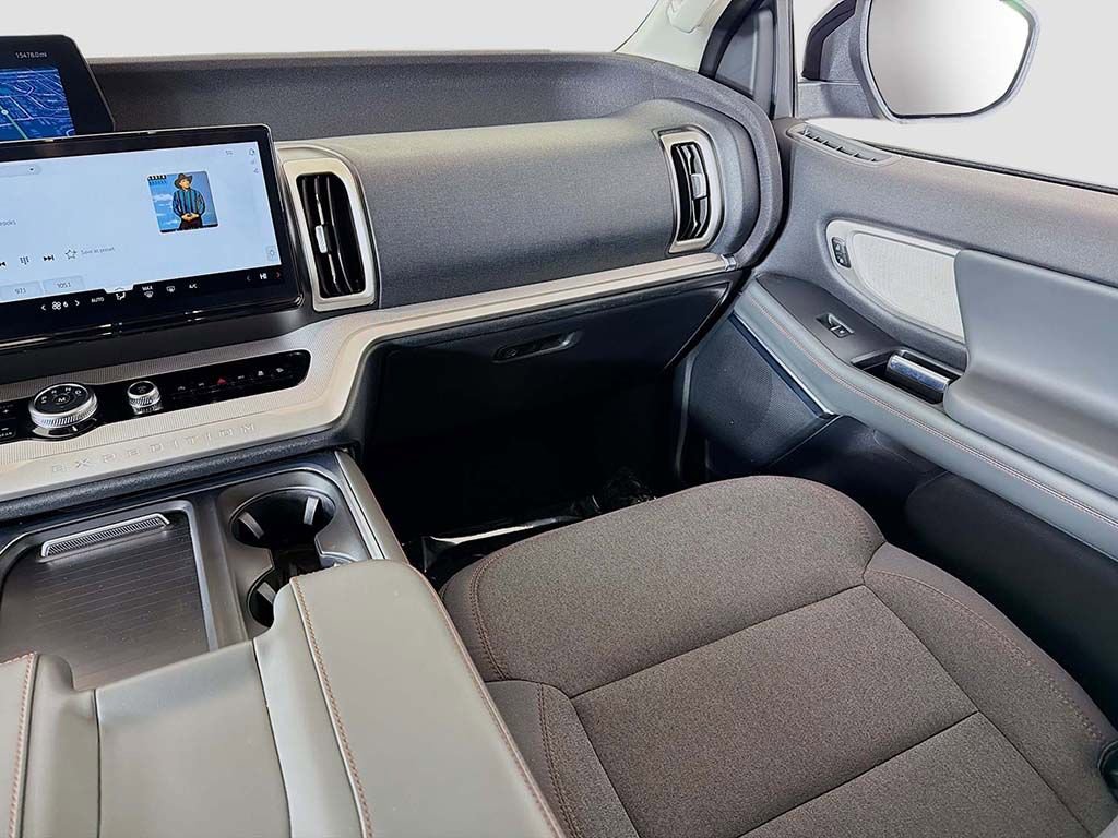 Used 2025 Ford Expedition Active image 27