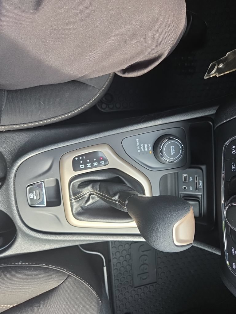 Used 2017 Jeep Cherokee Sport w/ Cold Weather Group AWD/4WD image 18