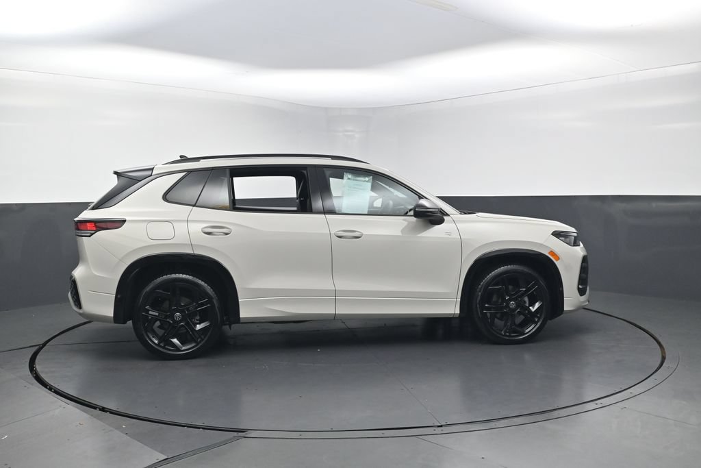 Used 2025 Volkswagen Tiguan SE R-Line FWD image 36