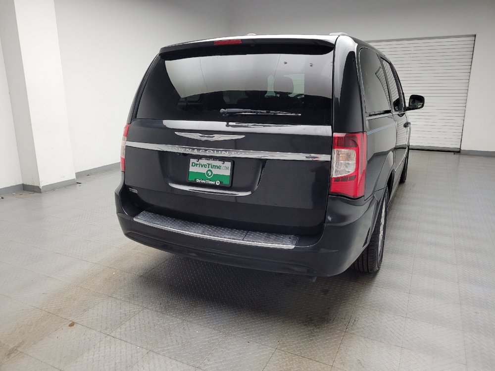 Used 2016 Chrysler Town & Country Touring FWD image 7