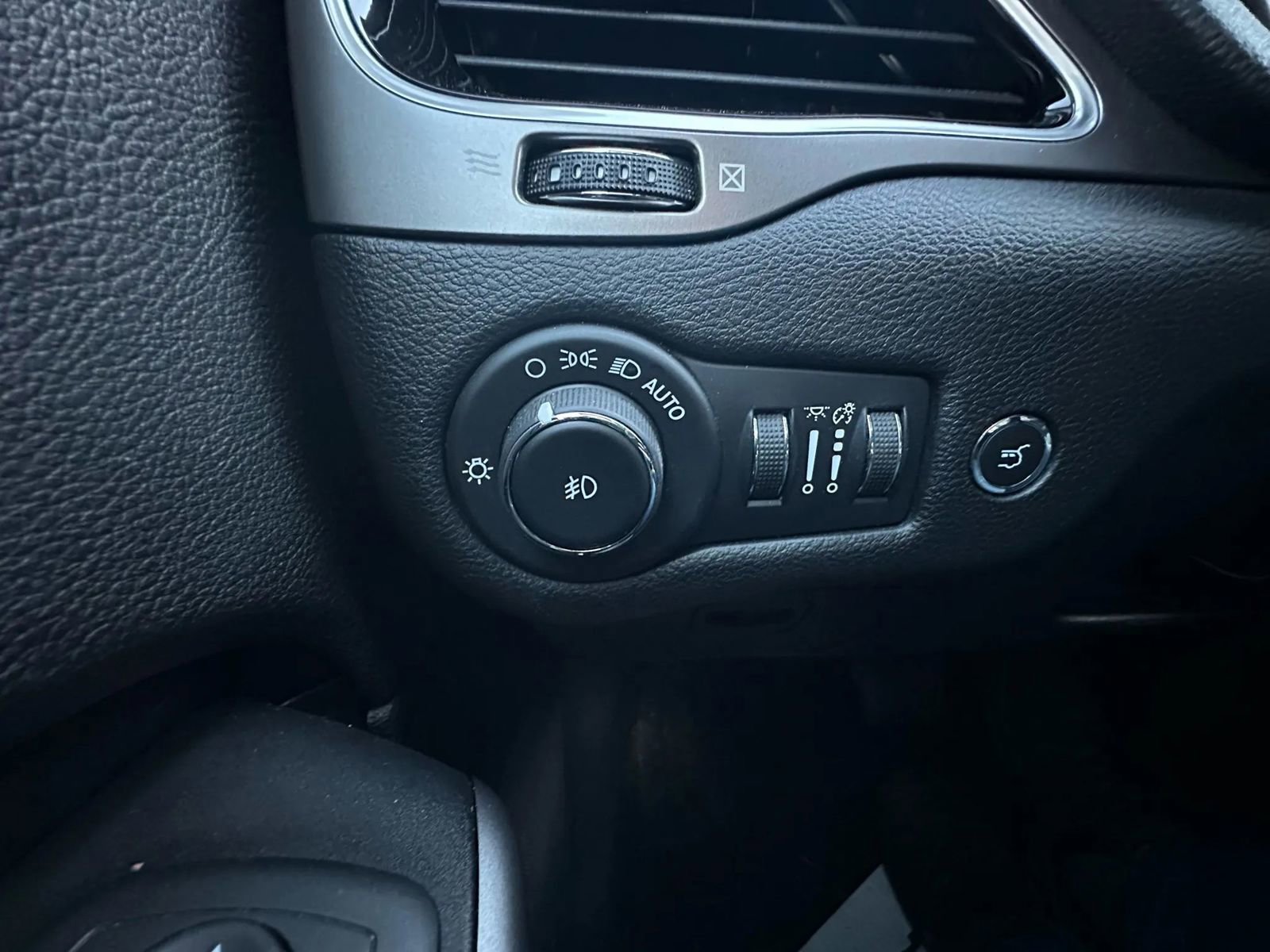 Used 2020 Jeep Cherokee Limited image 19