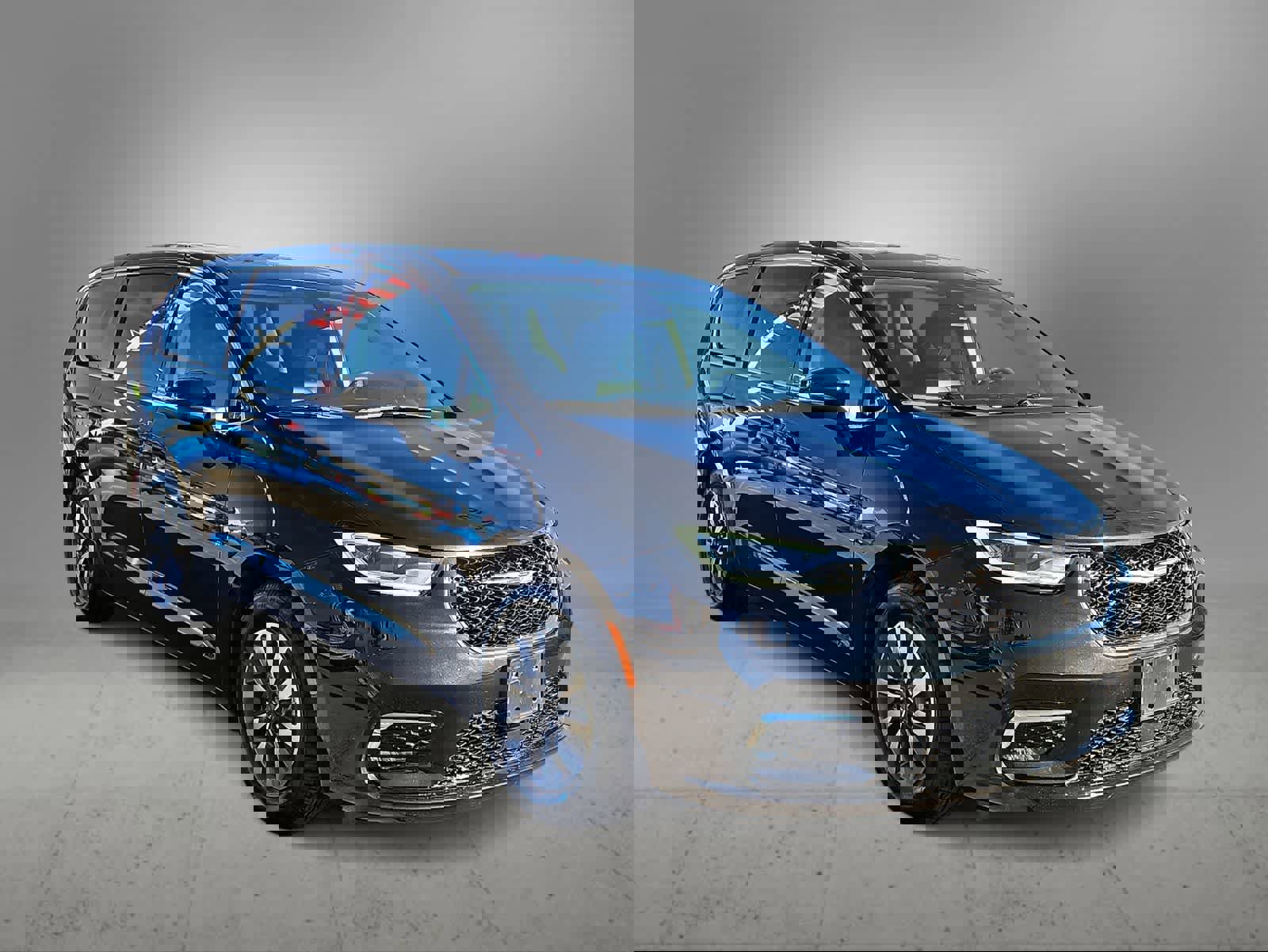 Used 2023 Chrysler Pacifica Touring-L image 2