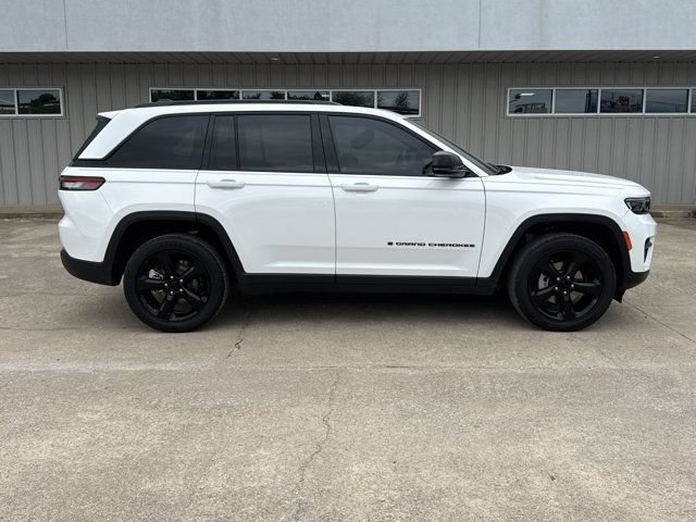 Used 2023 Jeep Grand Cherokee Altitude AWD/4WD image 2