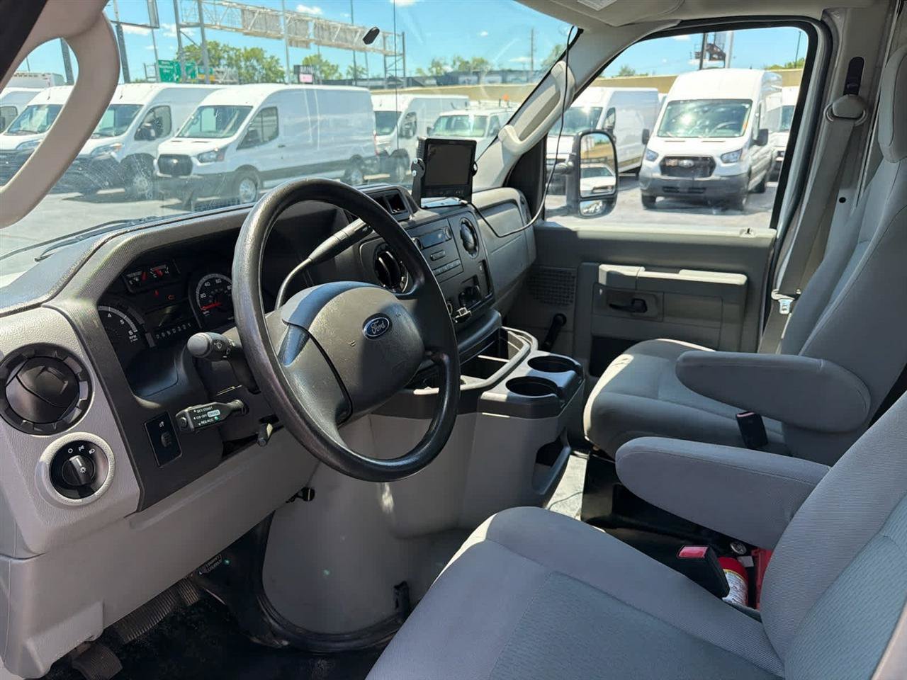 Used 2016 Ford E-450 and Econoline 450 Super Duty w/ Exterior Upgrade Package RWD image 13