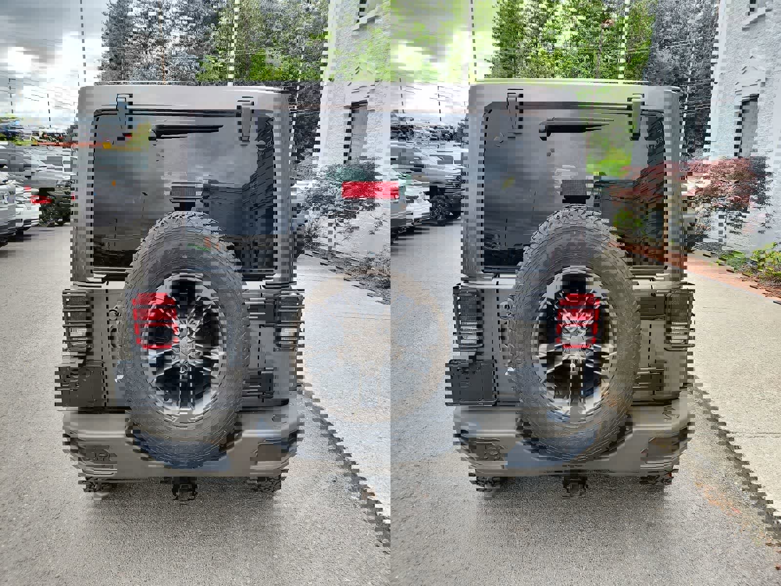 Used 2016 Jeep Wrangler Unlimited Sahara AWD/4WD image 4