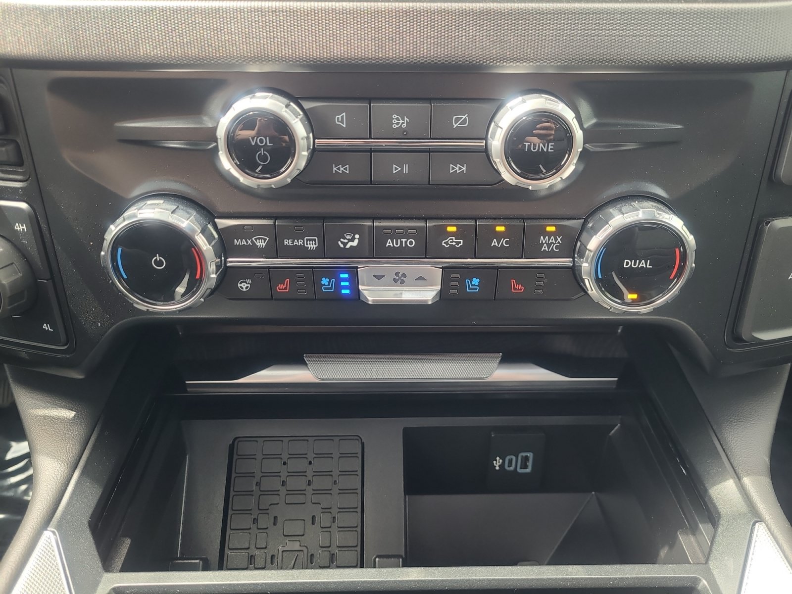 Certified 2024 Ford F350 Platinum w/ Tremor Off-Road Package AWD/4WD image 31