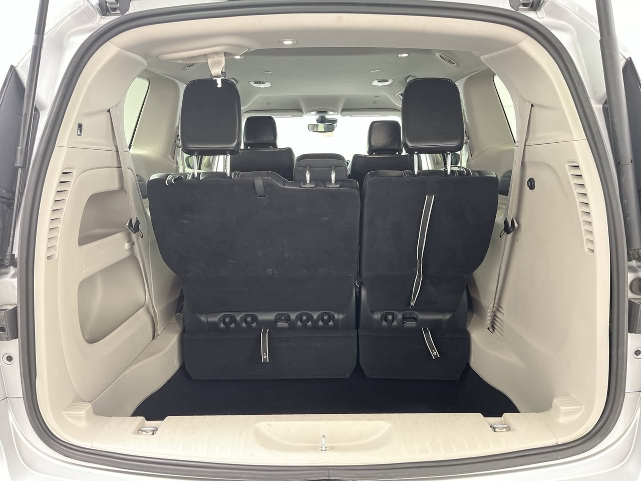 Used 2024 Chrysler Pacifica Touring-L FWD image 28