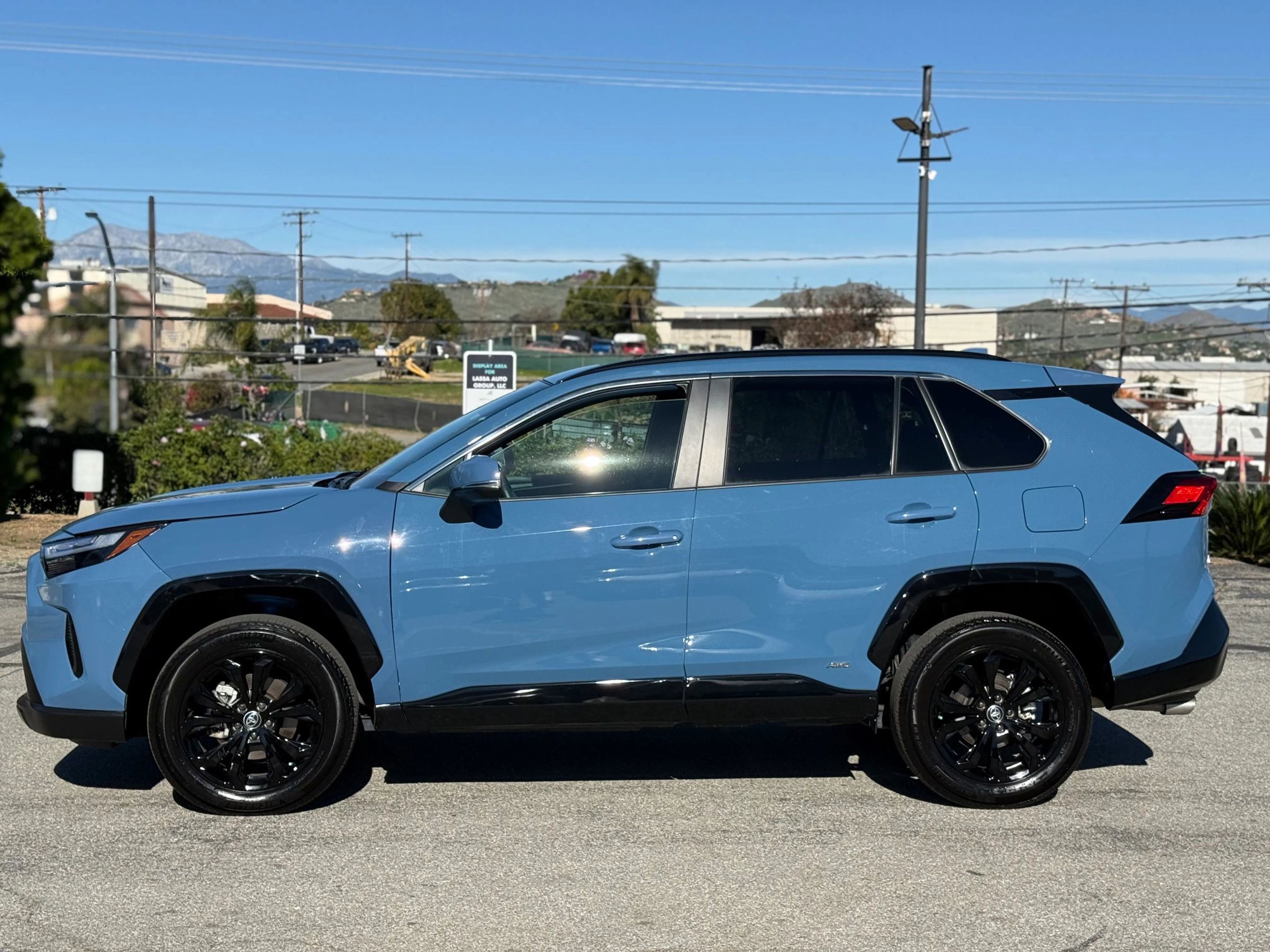 Used 2022 Toyota RAV4 SE w/ Convenience Package image 3