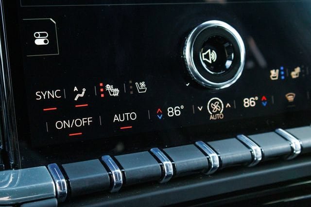 Used 2025 GMC Yukon XL Denali AWD/4WD image 28
