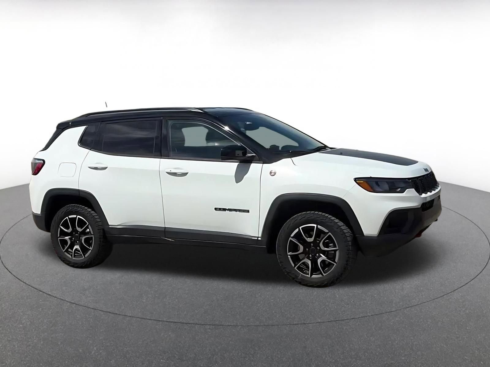 Used 2025 Jeep Compass Trailhawk image 8