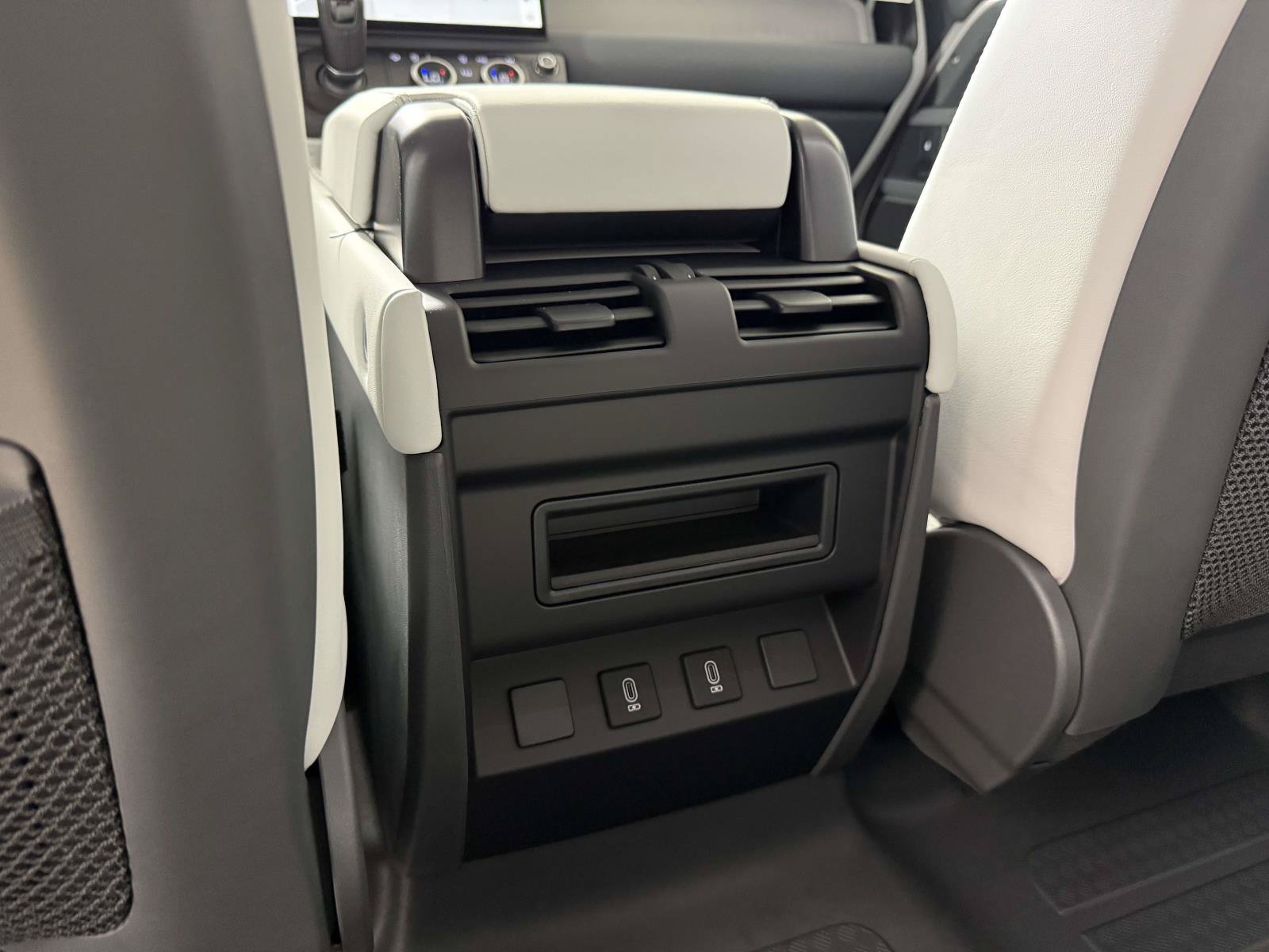 New 2026 Land Rover Defender 110 X-Dynamic SE AWD/4WD image 17