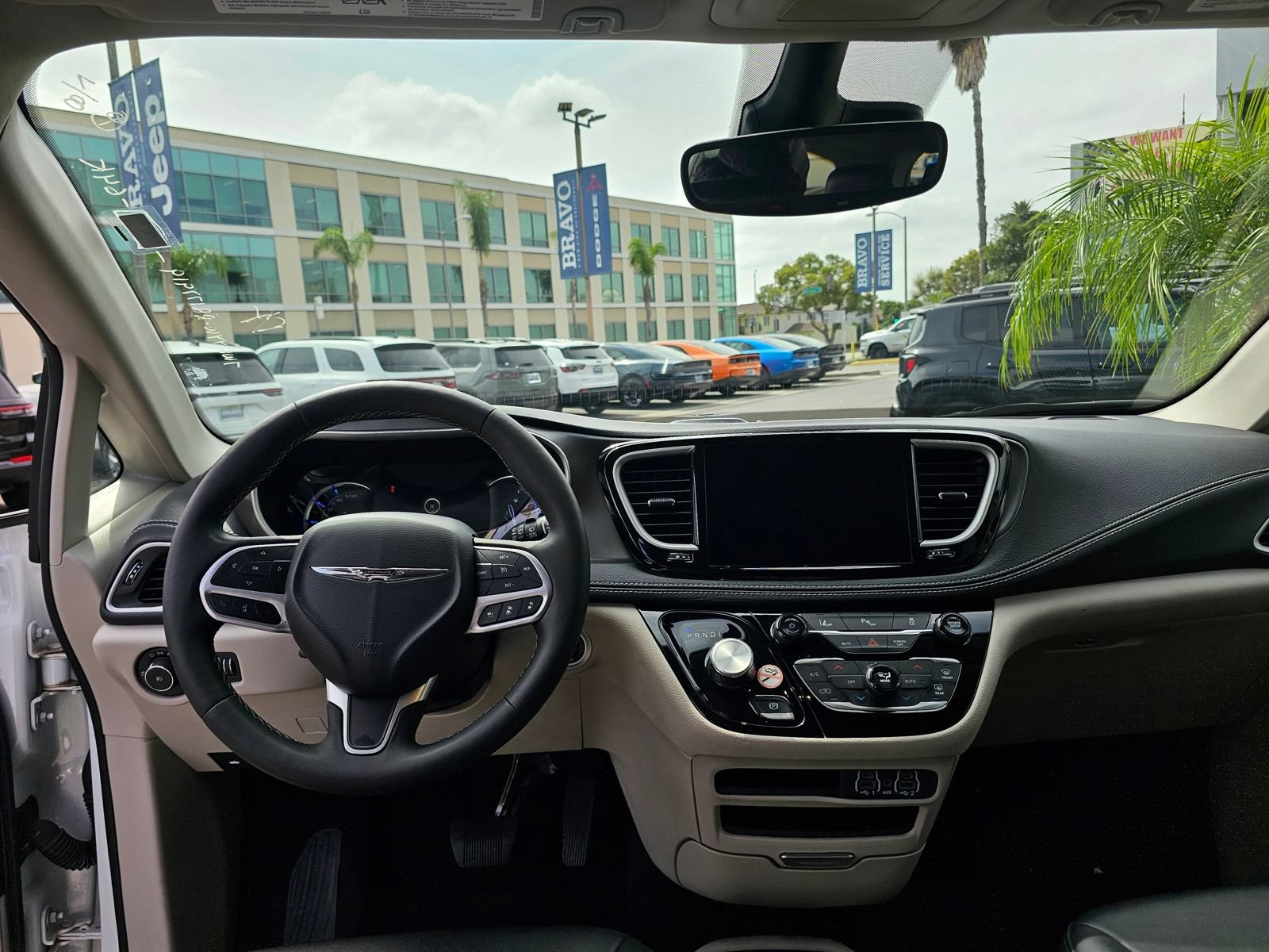 Used 2024 Chrysler Pacifica Limited FWD image 28
