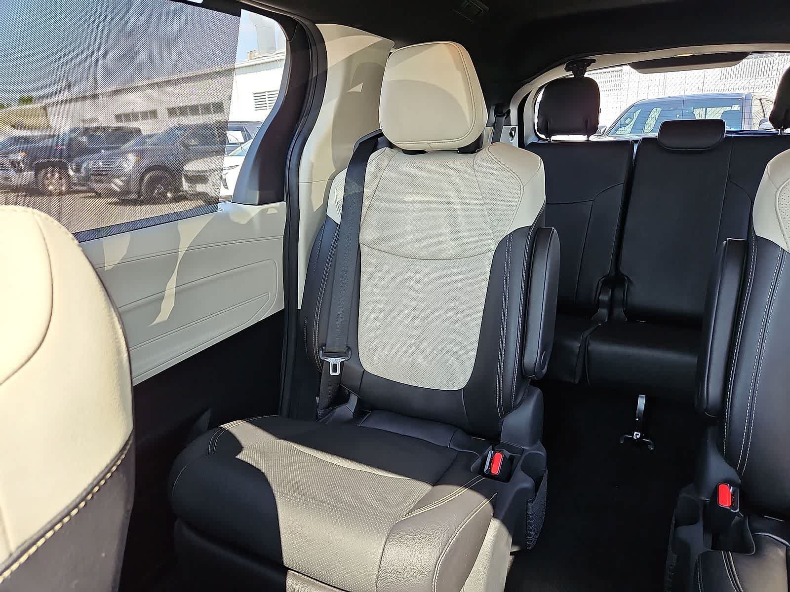 Used 2025 Toyota Sienna Platinum AWD/4WD image 13