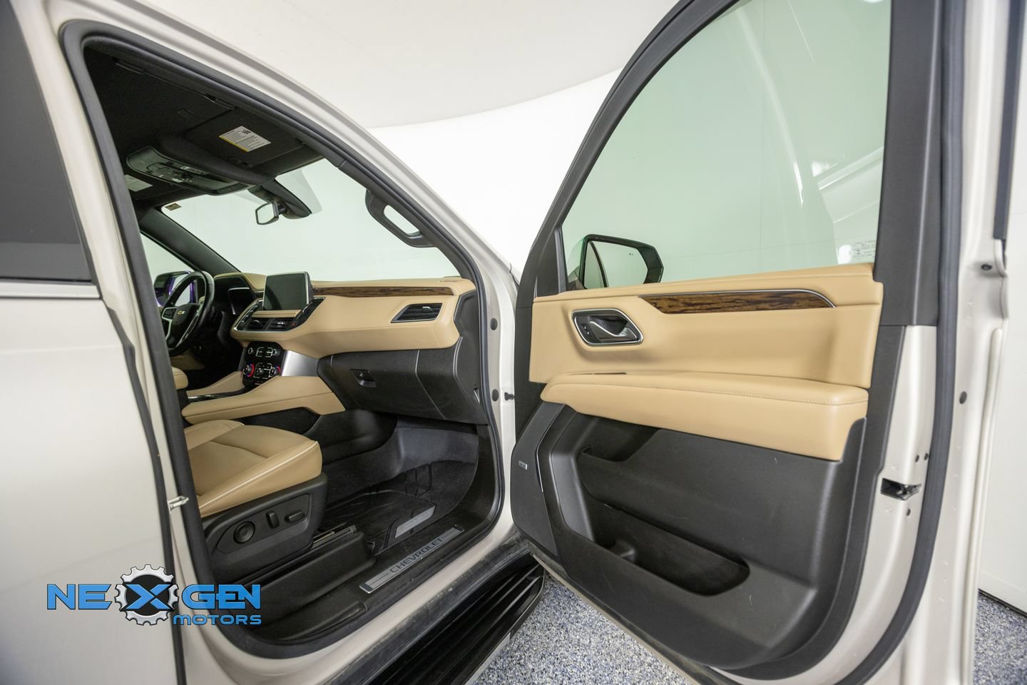 Used 2022 Chevrolet Suburban Premier AWD/4WD image 39