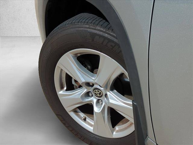 Used 2022 Toyota Highlander L FWD image 10