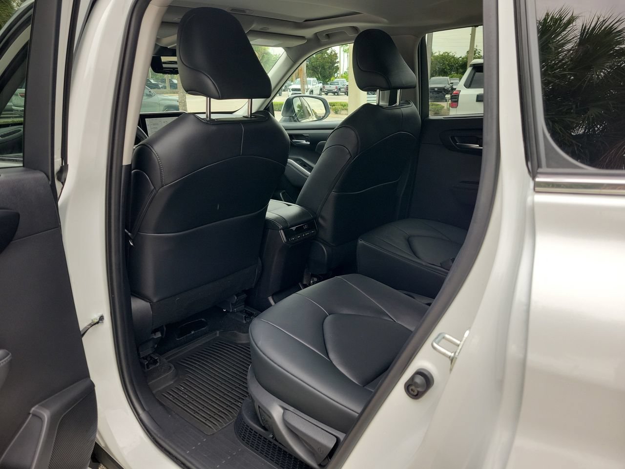 Used 2026 Toyota Highlander XLE AWD/4WD image 11