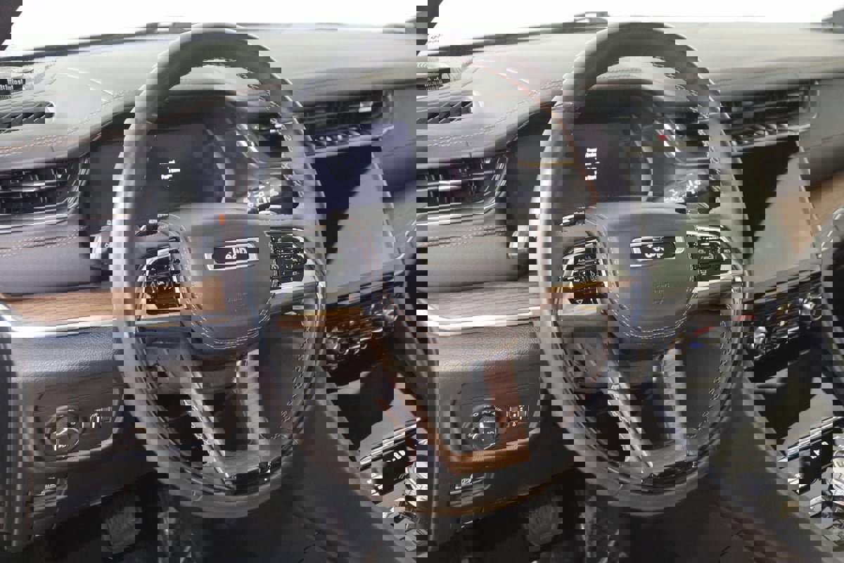 Used 2023 Jeep Grand Cherokee Summit w/ Luxury Tech Group V image 6