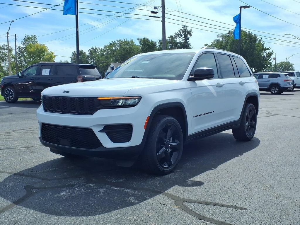 Used 2023 Jeep Grand Cherokee Altitude AWD/4WD image 3
