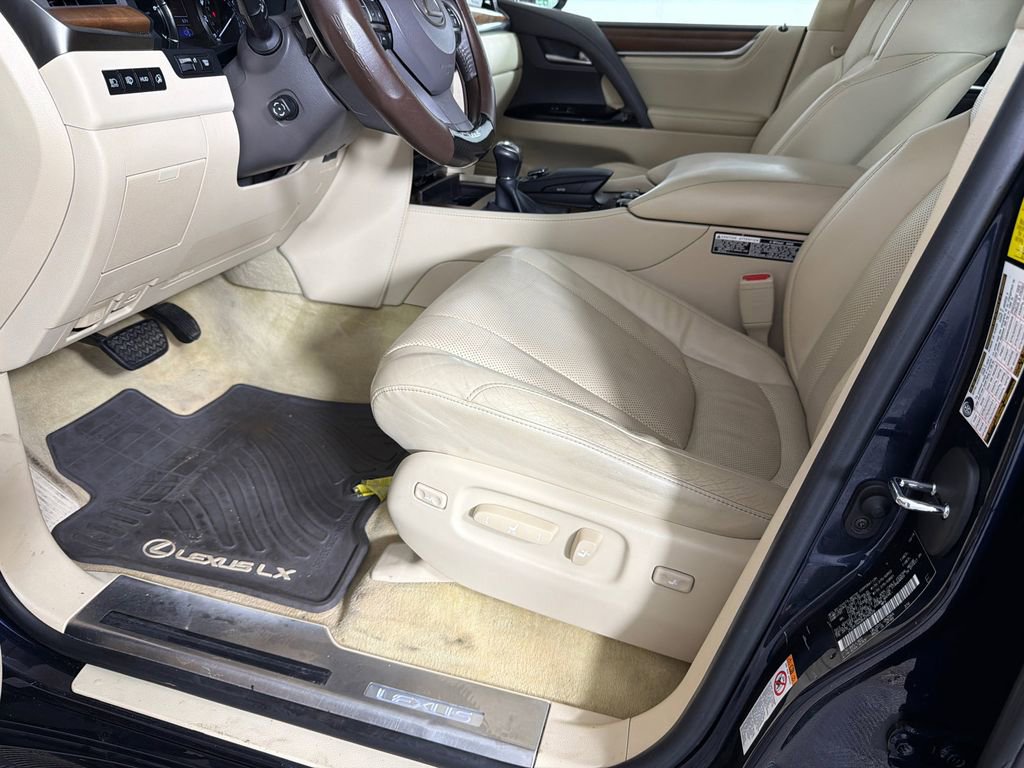 Used 2019 Lexus LX 570 4WD w/ Luxury Package image 11