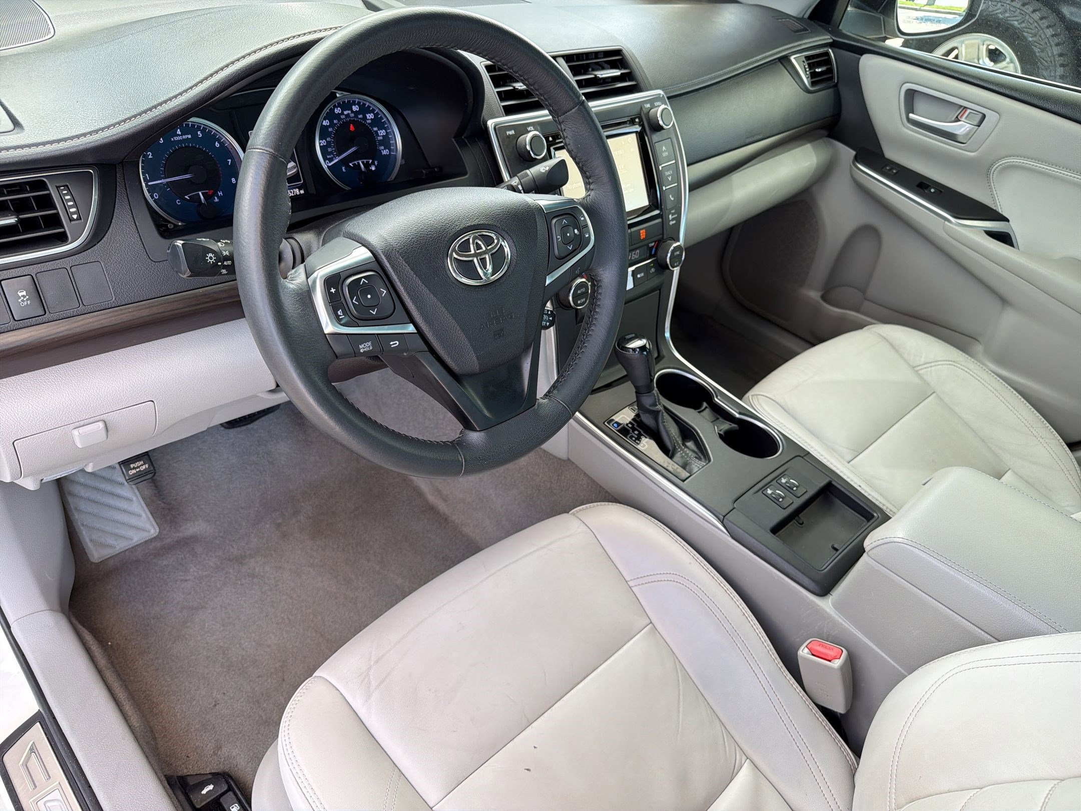 Used 2017 Toyota Camry XLE FWD image 4