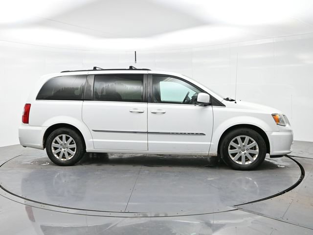 Used 2015 Chrysler Town & Country Touring image 8