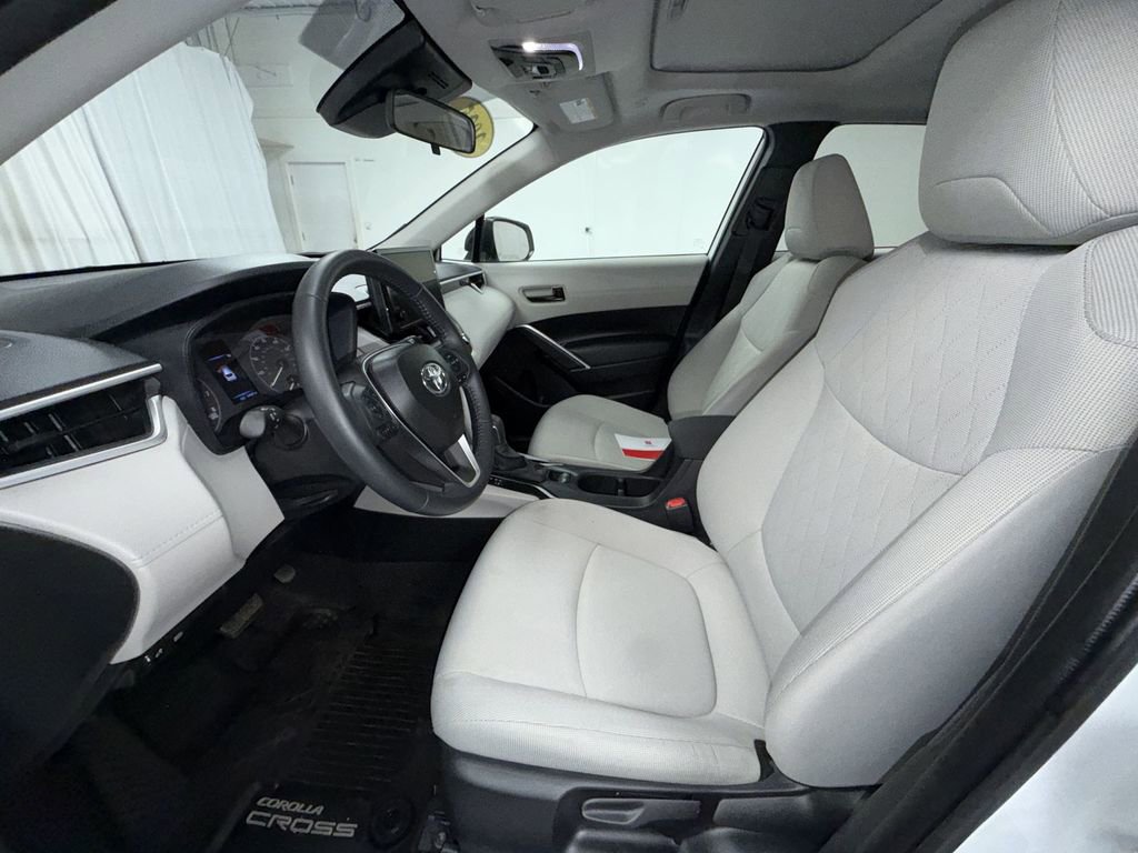 Certified 2025 Toyota Corolla Cross LE w/ Moonroof Package AWD/4WD image 4