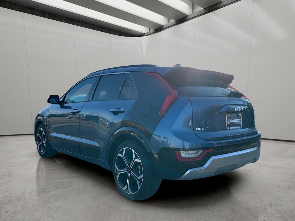 Used 2023 Kia Niro SX Touring image 3