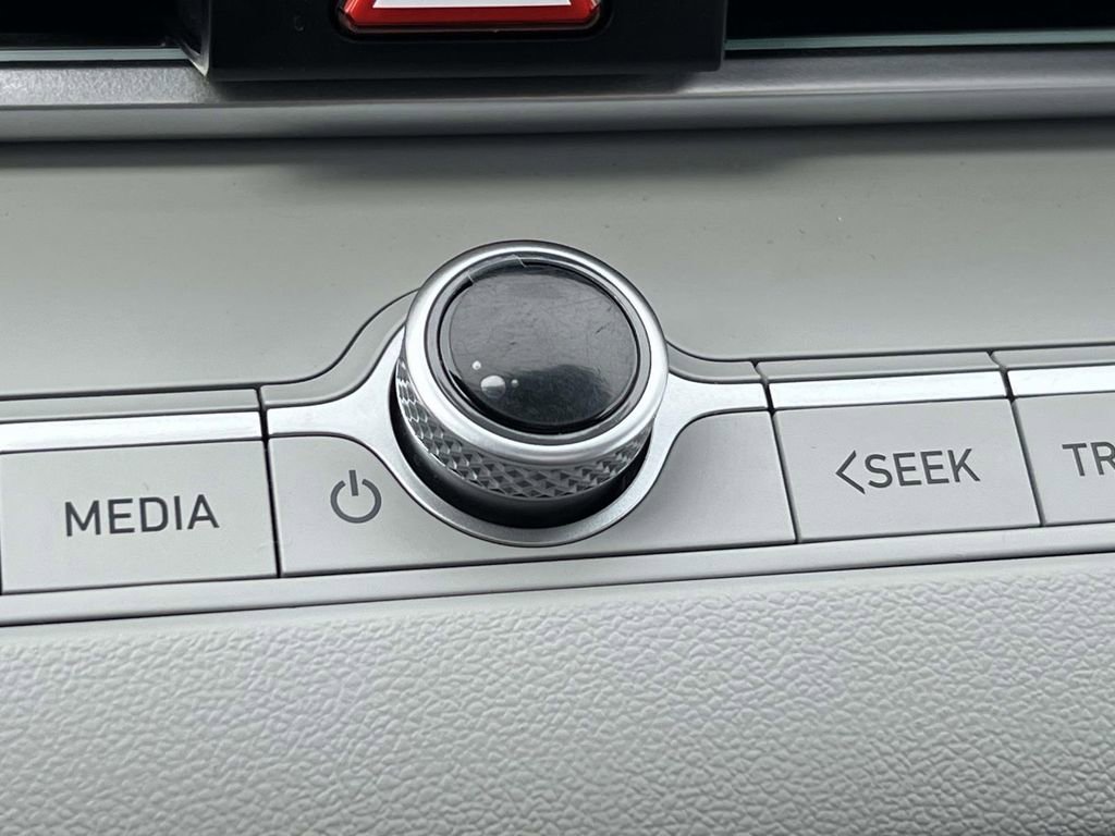 Certified 2025 Hyundai Elantra Limited image 33
