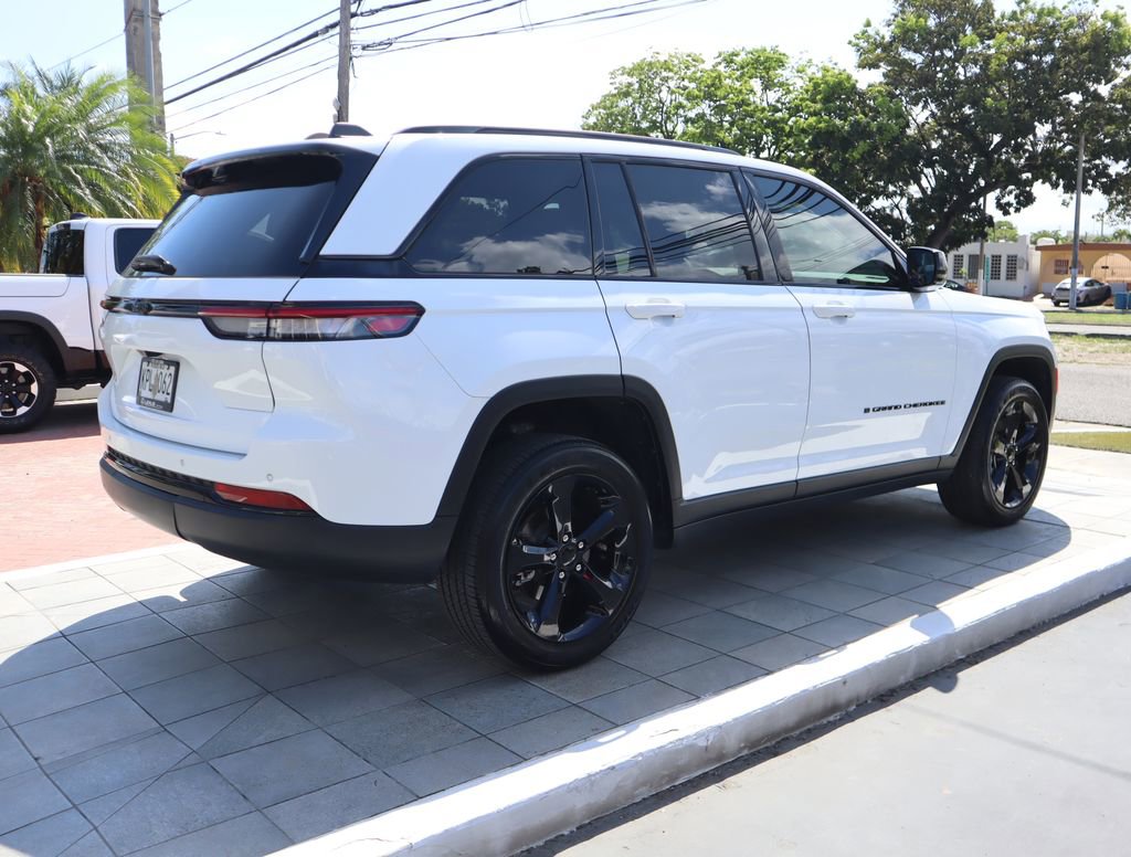 Used 2024 Jeep Grand Cherokee Altitude RWD image 5