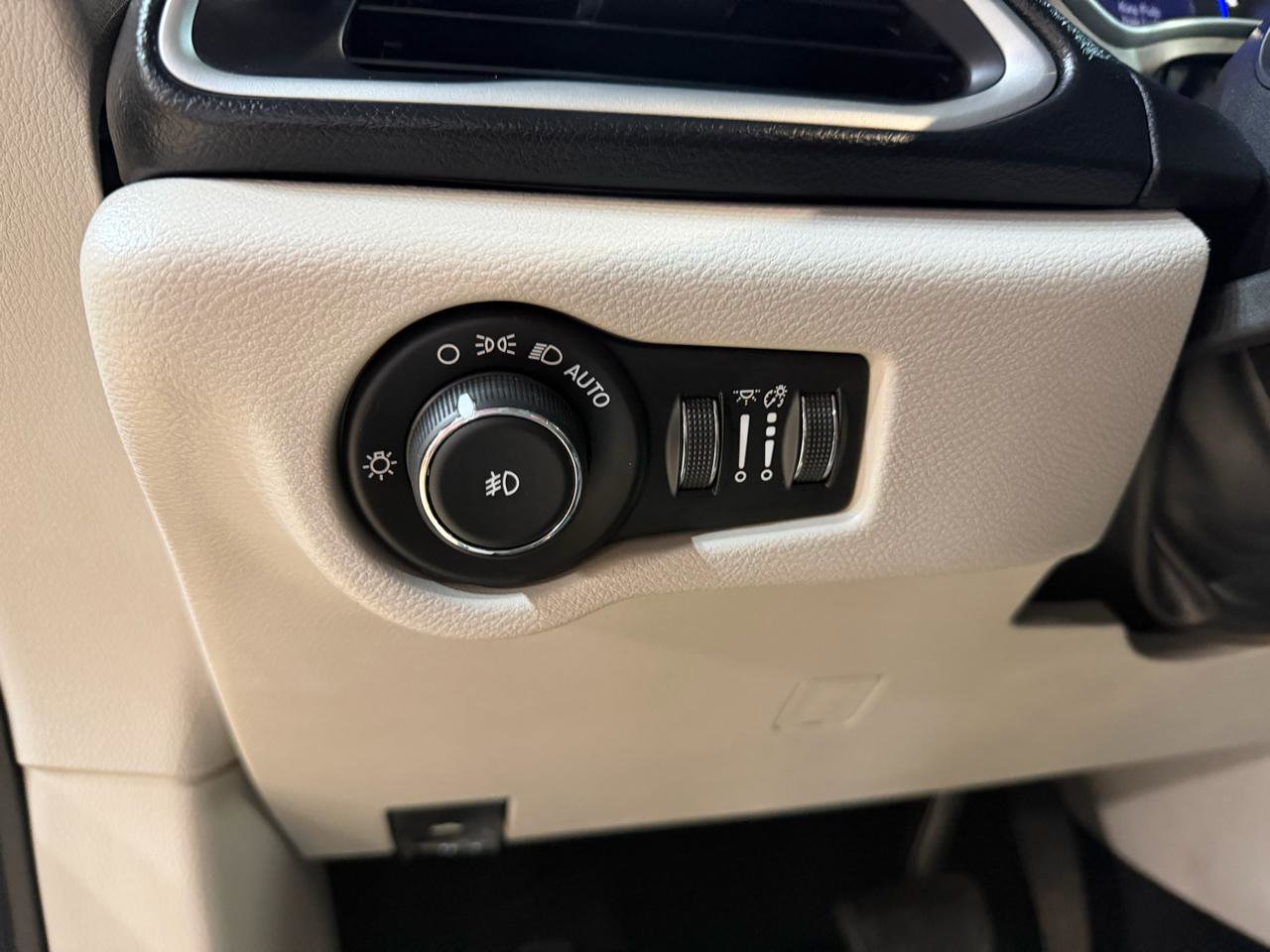 Used 2019 Chrysler Pacifica Touring-L image 36