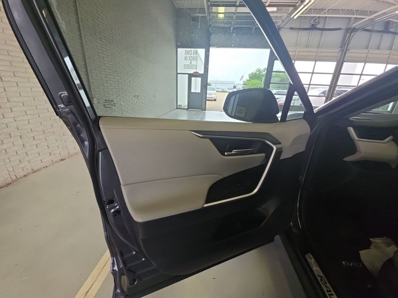 Used 2025 Toyota RAV4 XLE FWD image 8