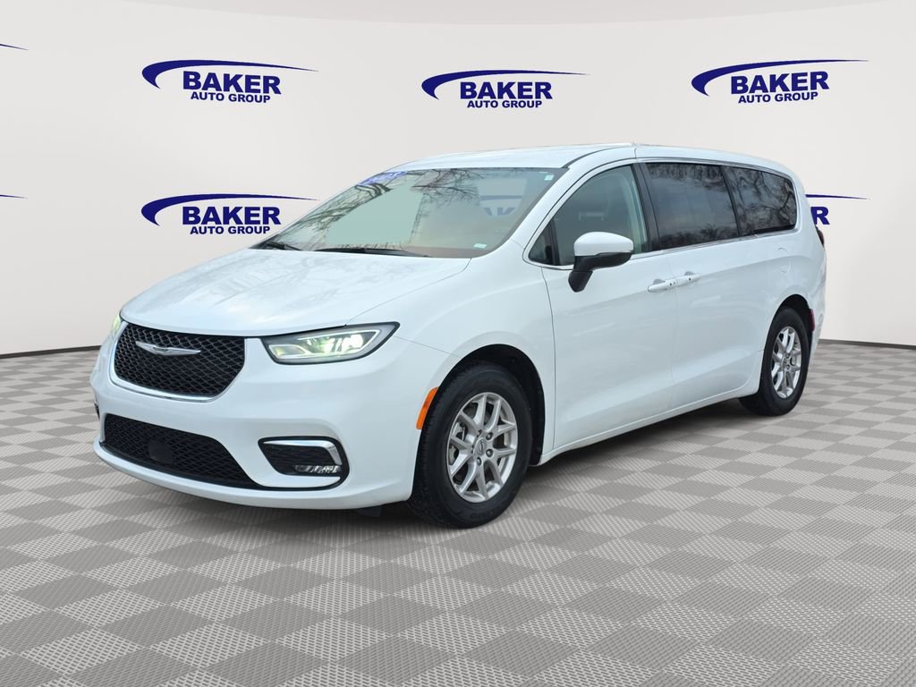 Used 2023 Chrysler Pacifica Touring-L image 7