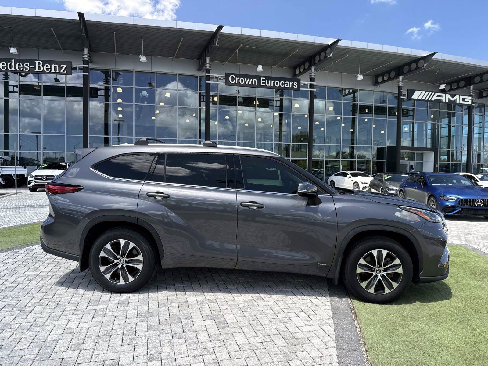 Used 2022 Toyota Highlander XLE AWD/4WD image 6