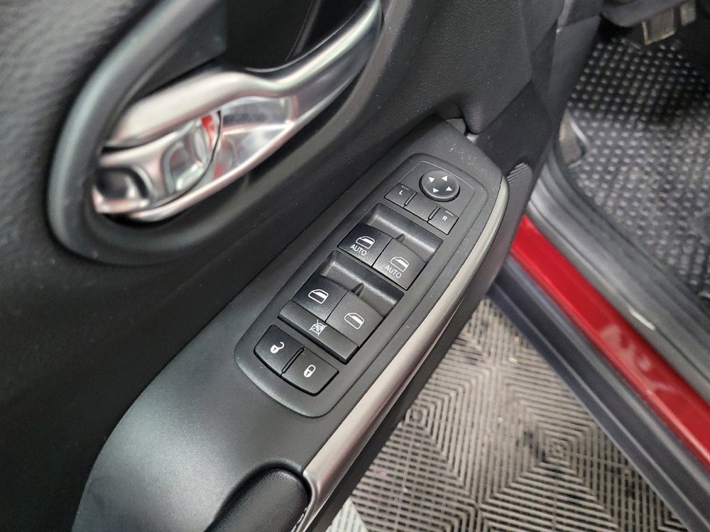 Used 2019 Jeep Cherokee Latitude Plus w/ Comfort/Convenience Group AWD/4WD image 27
