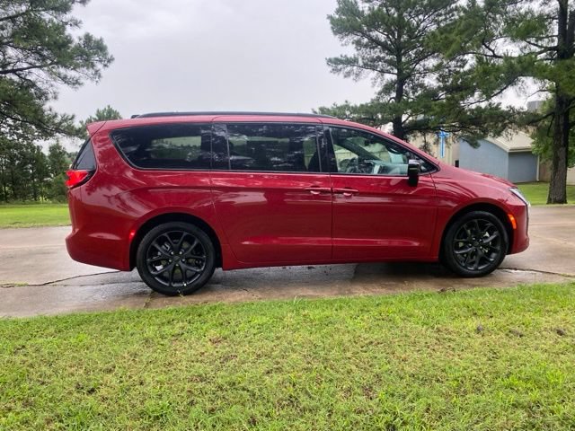 New 2027 Chrysler Pacifica Limited w/ S Appearance Package FWD image 12