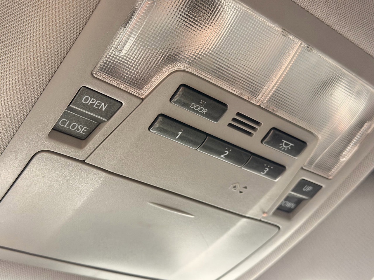 Used 2017 Toyota Highlander SE w/ Carpet Mat Package image 35