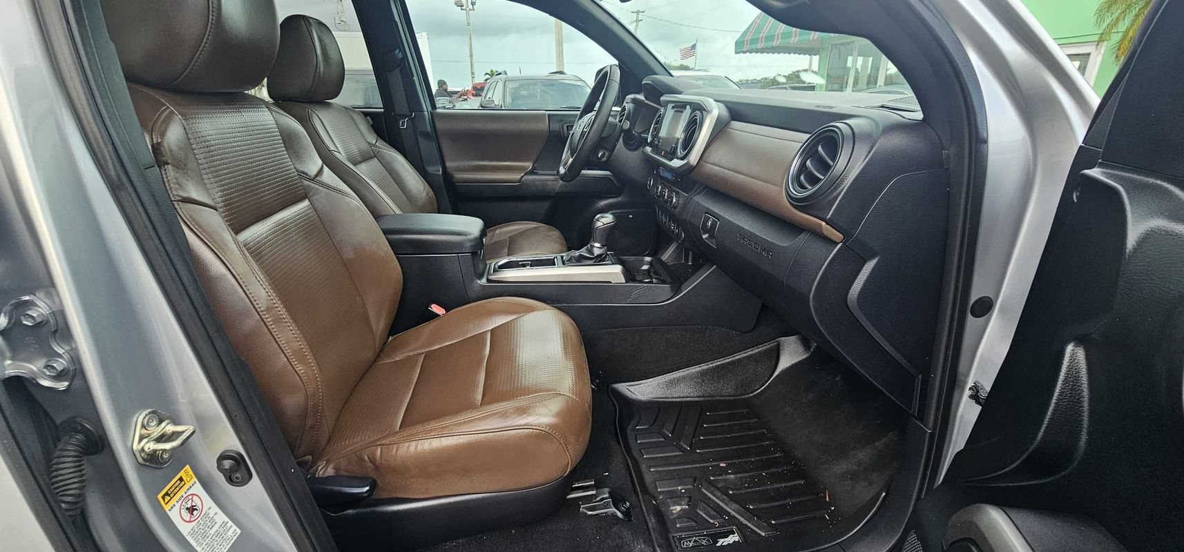 Used 2017 Toyota Tacoma Limited w/ Tow Package RWD image 26